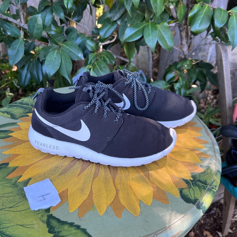 Nike women’s running shoes us 8